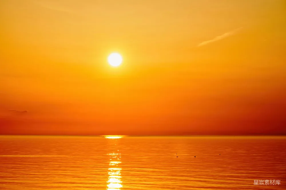 高清摄影  夕阳缓缓落下，洒在平静的海面上。