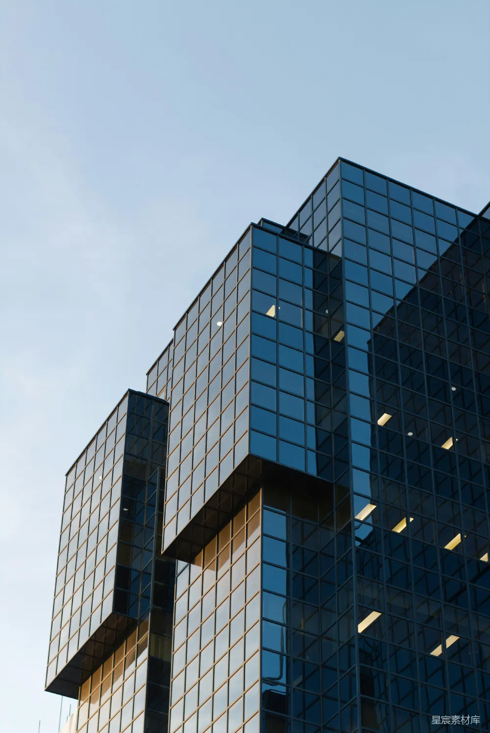 现代玻璃 skyscraper 高楼矗立在晴朗的蔚蓝天空中