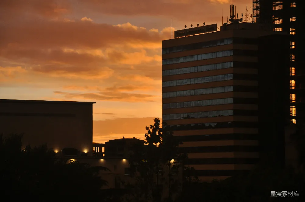 高清摄影 自然 夕阳下的白色混凝土建筑