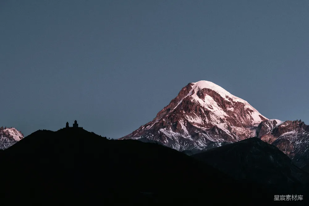 高清摄影  夜晚被雪覆盖的山景