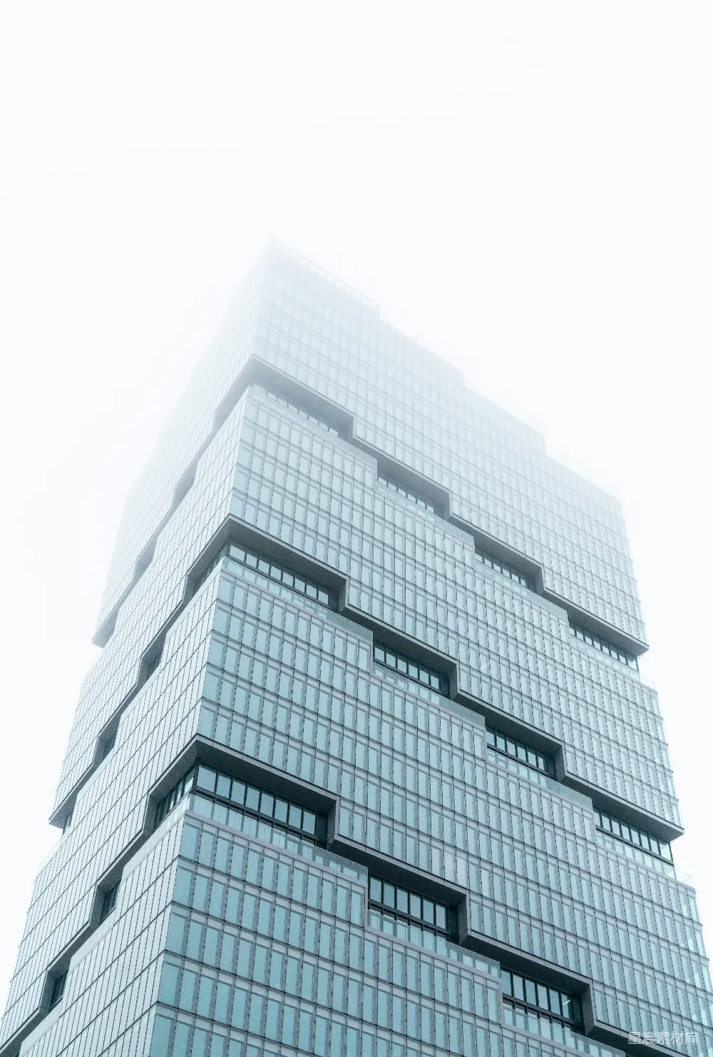 一栋有很多窗户的非常高大的建筑物