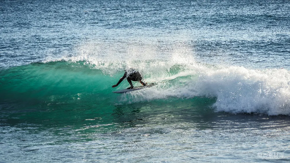 一个男人骑在冲浪板上 surfing waves