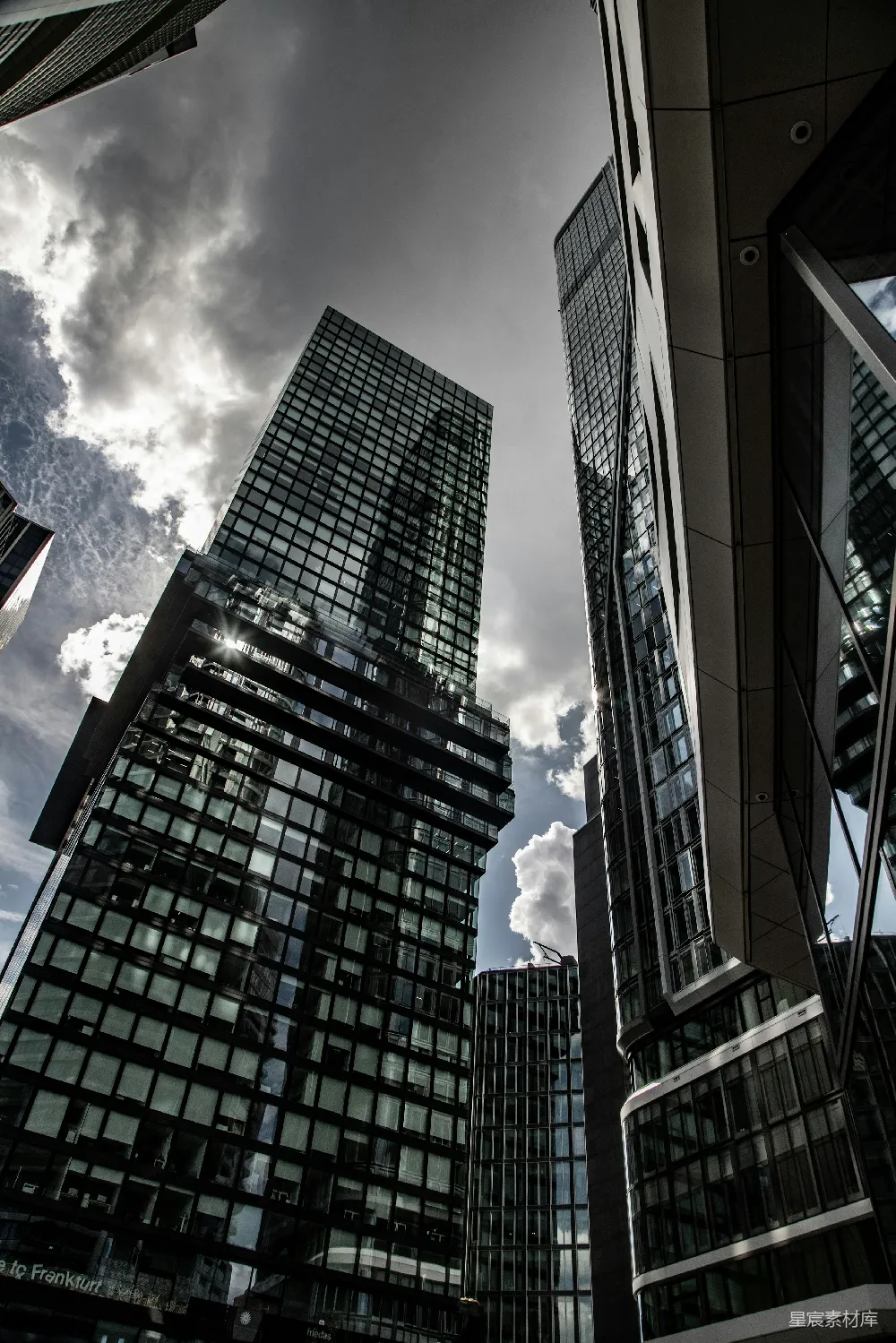 现代玻璃 skyscrapers 在 晦暝 的 天空 下 狂舞。
