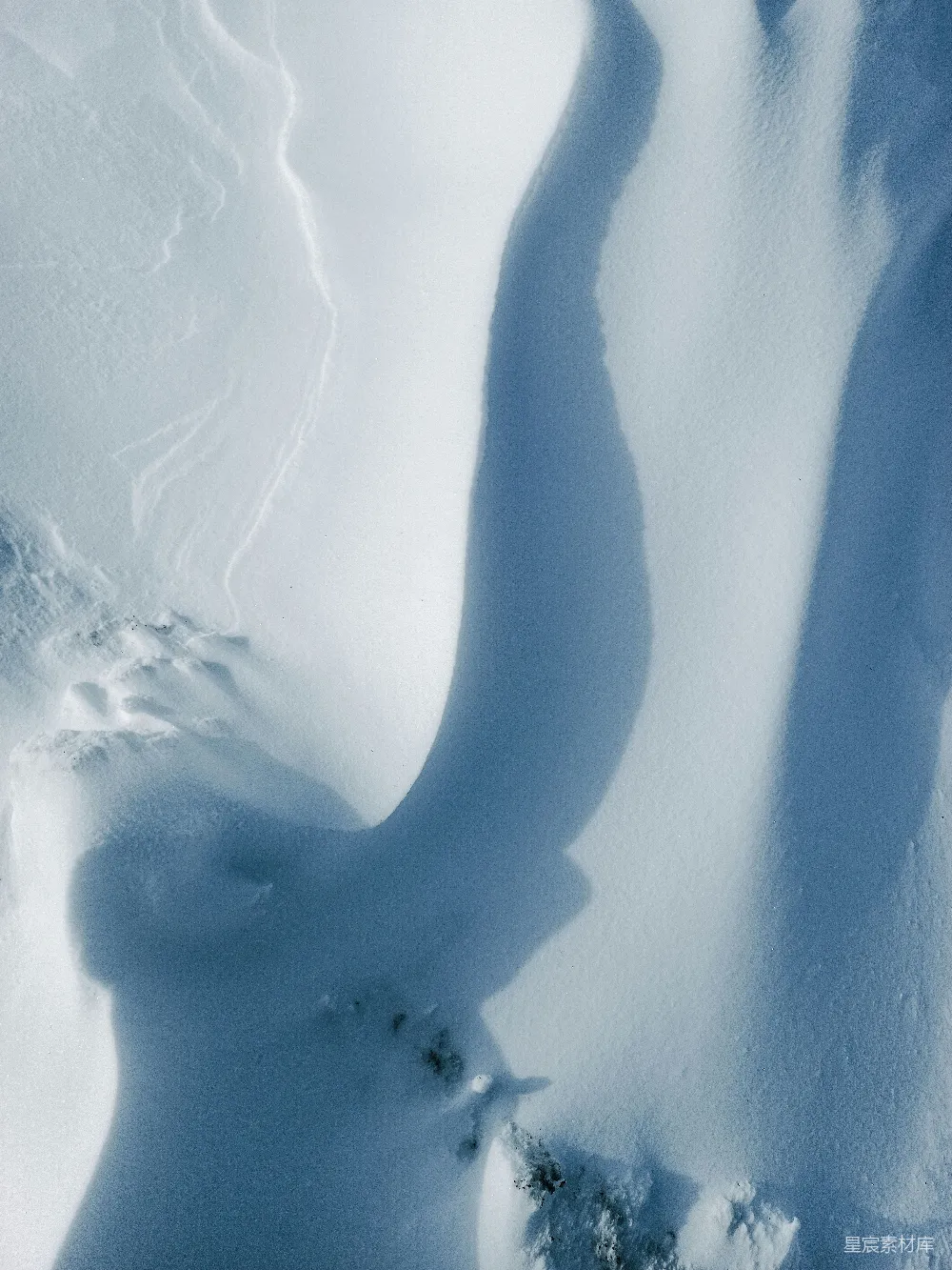 高清摄影  山上的雪和影子的抽象图案