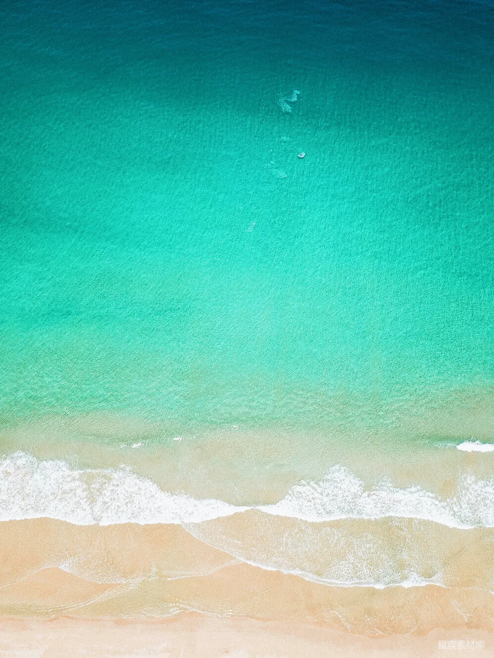 海景高空照片，清澈的绿色海水