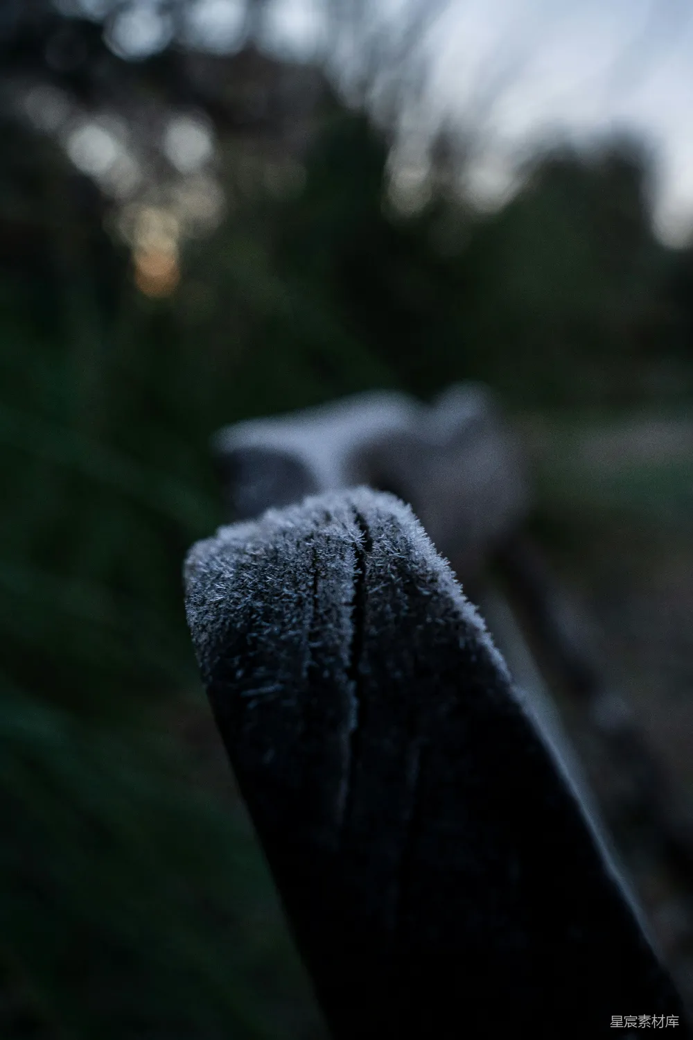 高清摄影  一张木制长椅的特写，上面覆盖着雪。