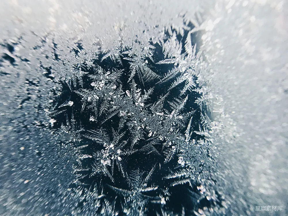 高清摄影  一扇结冰的窗户的特写视图