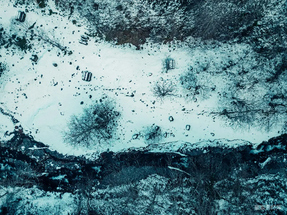 高清摄影  雪覆盖的地面和树木的空中俯瞰图