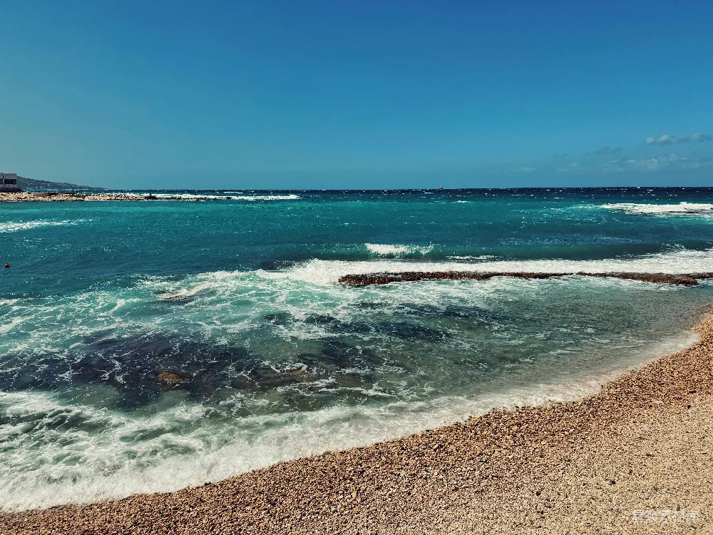 波浪拍打着美丽的海岸边的海洋。