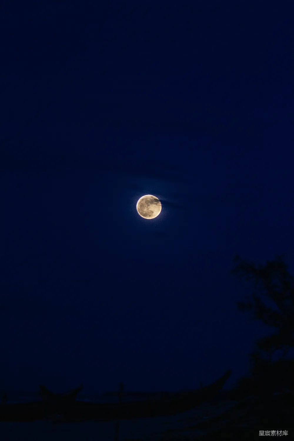夜空中有满月出现