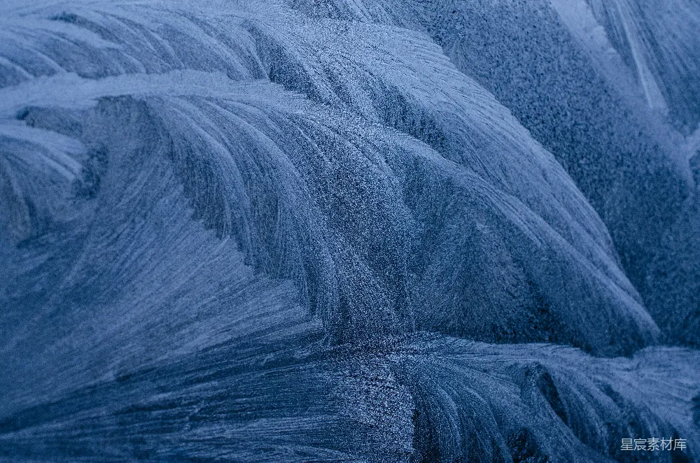 高清摄影  岩石上的冰晶体特写