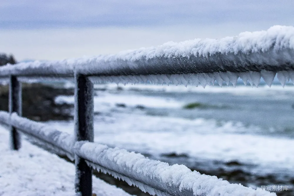 高清摄影  棕色木栅栏上的白雪
