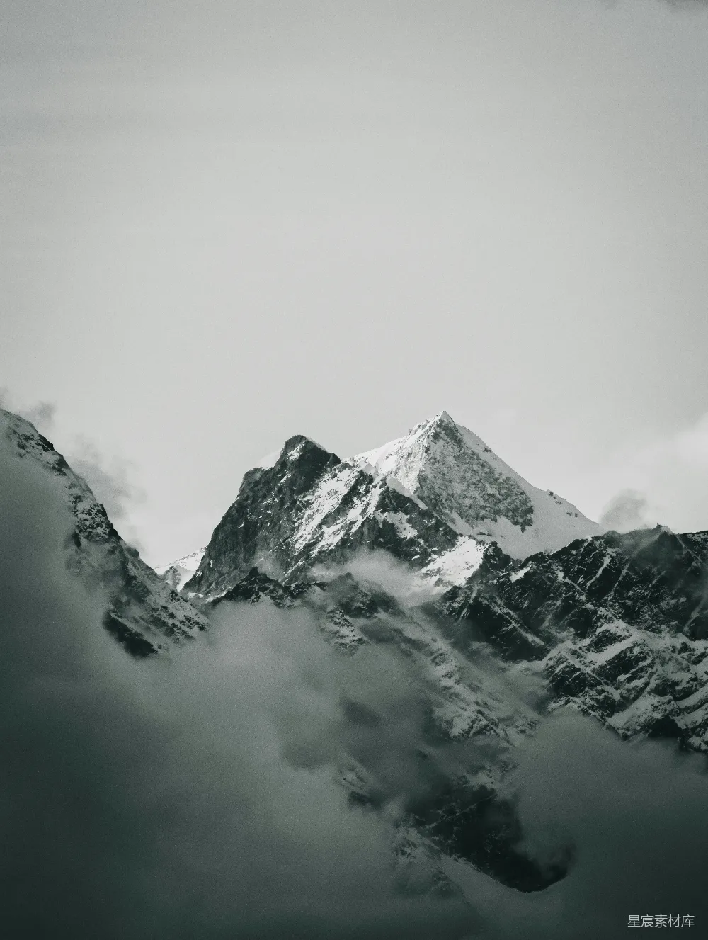 雪山披雪的黑白画面，云雾缭绕。