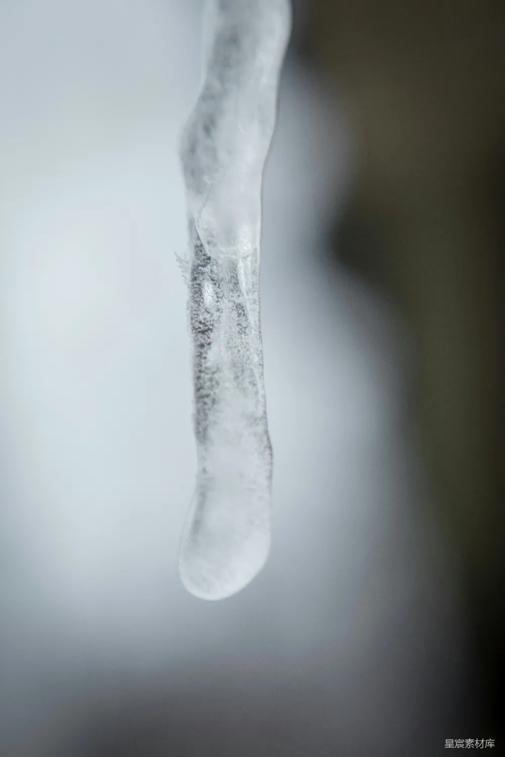 高清摄影  一串冰凌挂下的特写镜头