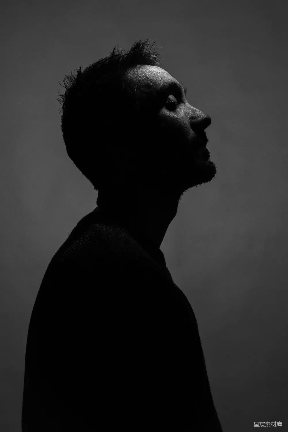 灰度照片的男人脸