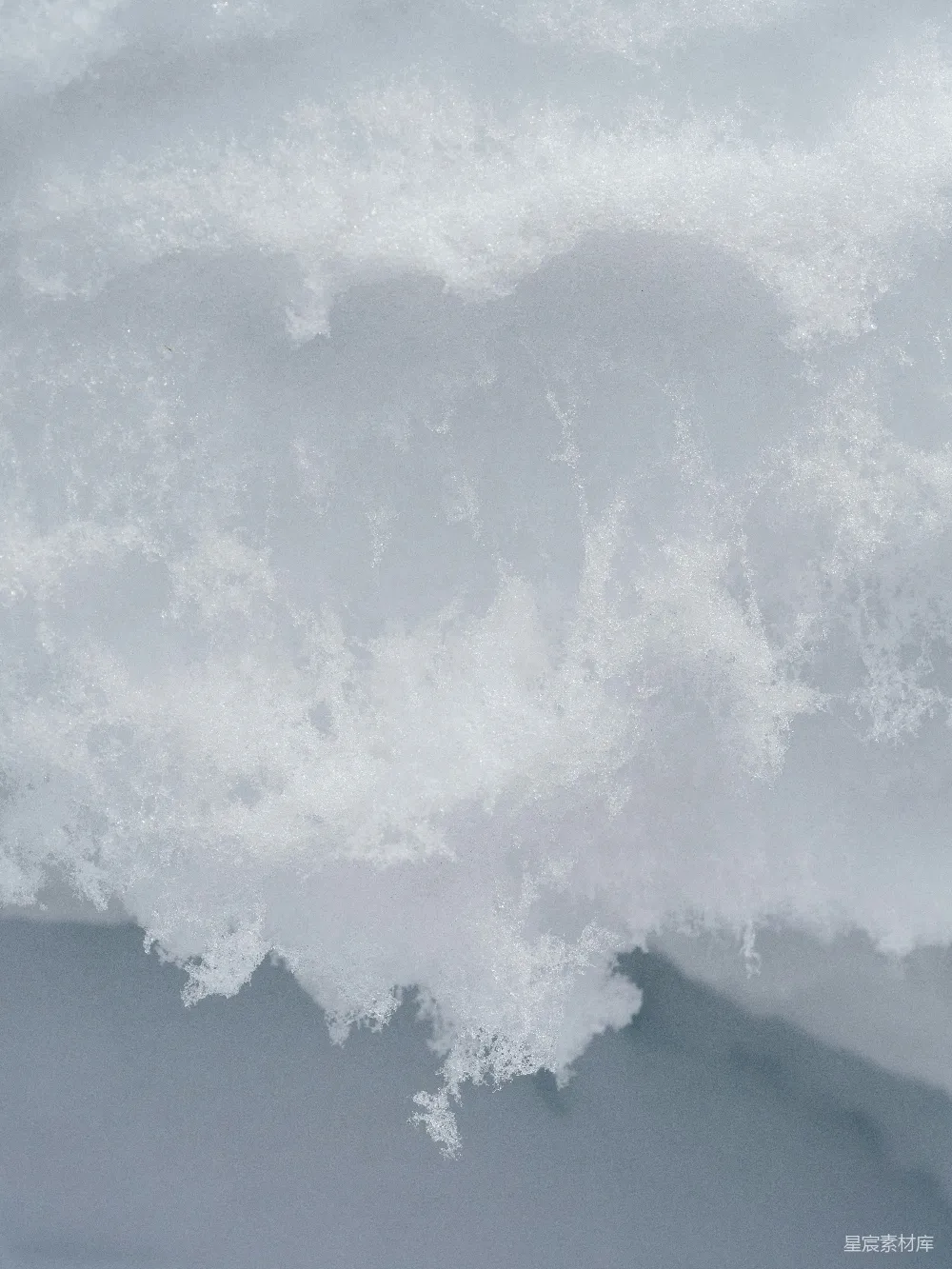 高清摄影  一个男人在积雪覆盖的斜坡上滑雪板滑行