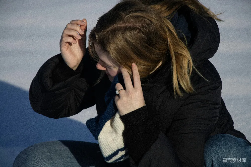 高清摄影 人物 一个女人坐在雪地里打电话