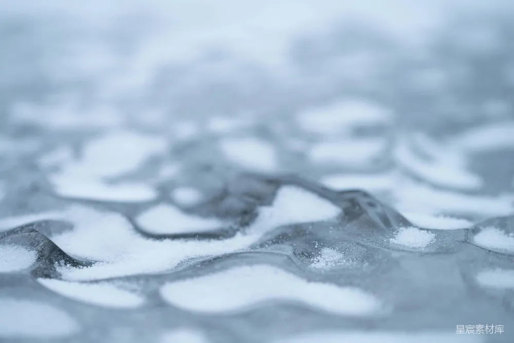 高清摄影  地面覆盖着厚厚的积雪的特写视图