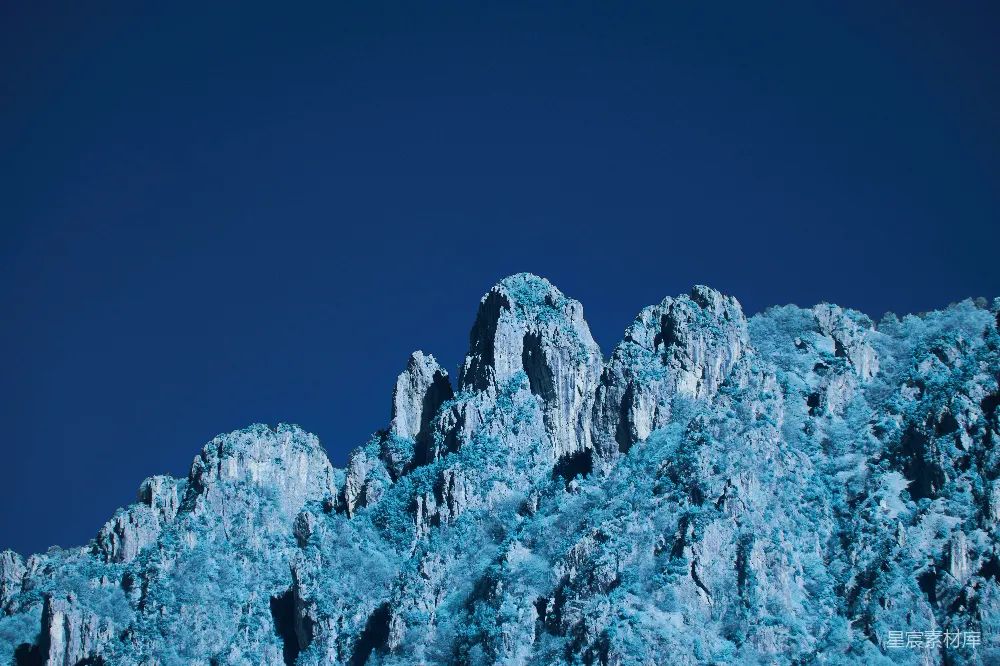 高清摄影 实验性 旅行 壁纸 一座非常高的山，上面覆盖着许多蓝色的冰。