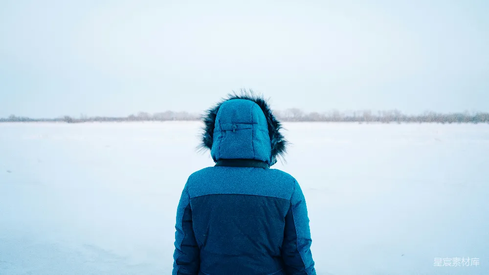 高清摄影  一个穿着蓝色夹克站在雪地里的人