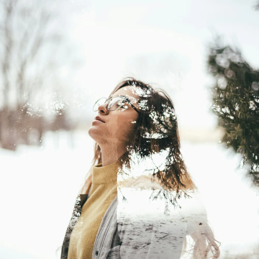 高清摄影  树附近的女人