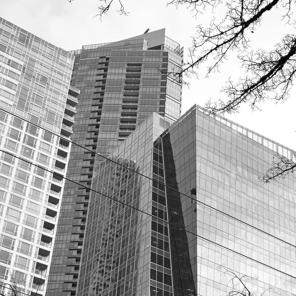 现代玻璃 skyscrapers 在一片阴云的天空下。