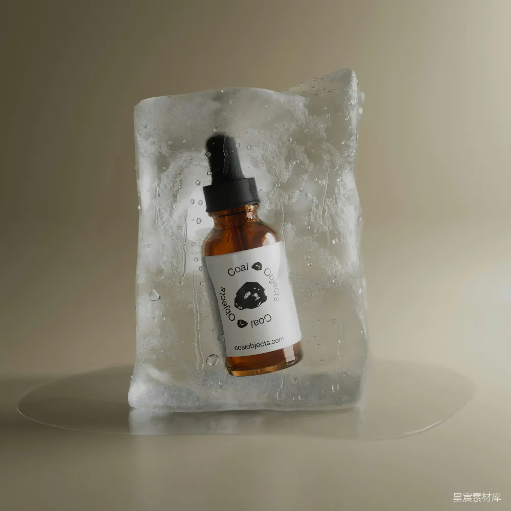 高清摄影  琥珀色的瓶子，带有滴管，在融化的冰块中