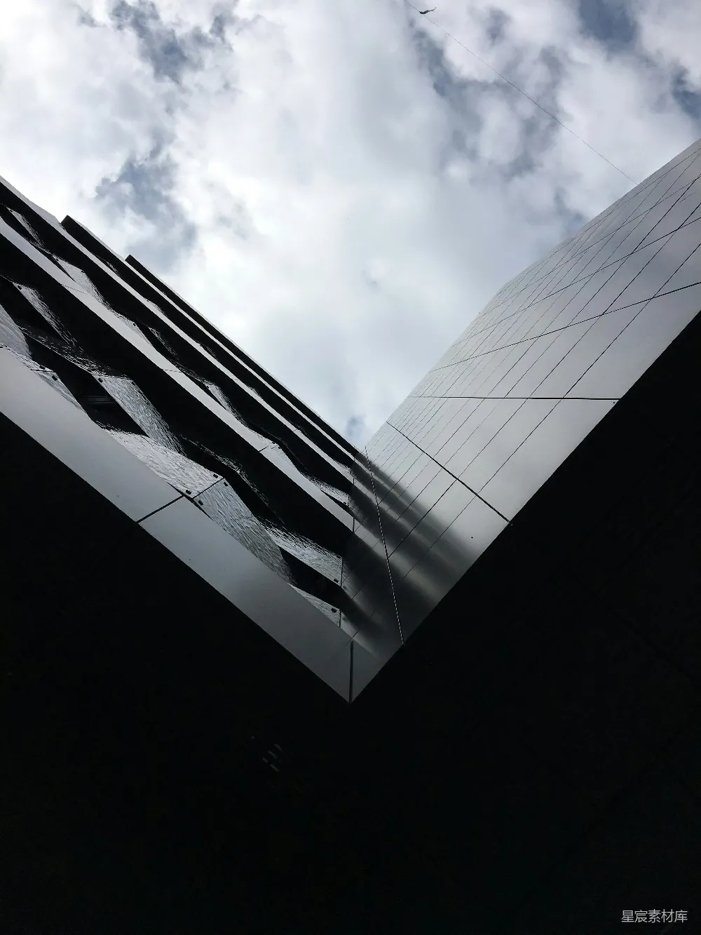 一座矗立在天际背景中的高大建筑物。