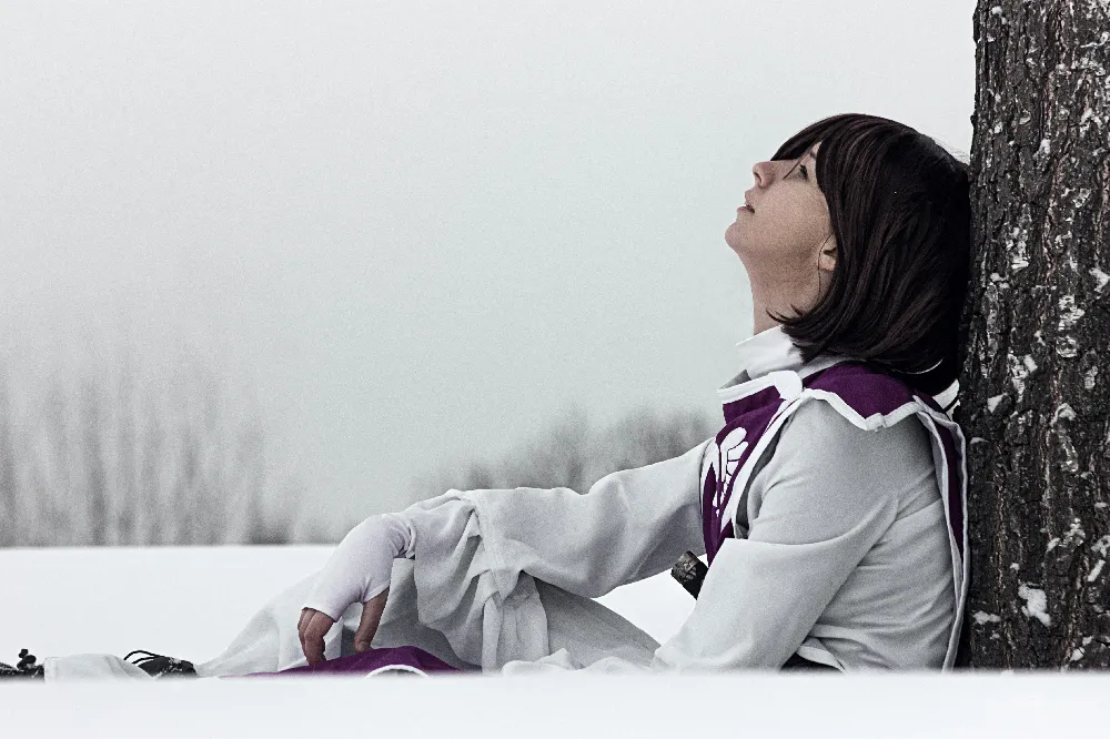 高清摄影 人物 一个cosplayer在冬天坐在一棵树旁。