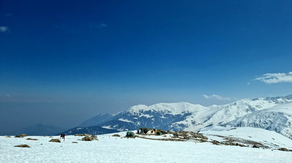 山顶上覆盖着白雪的小屋