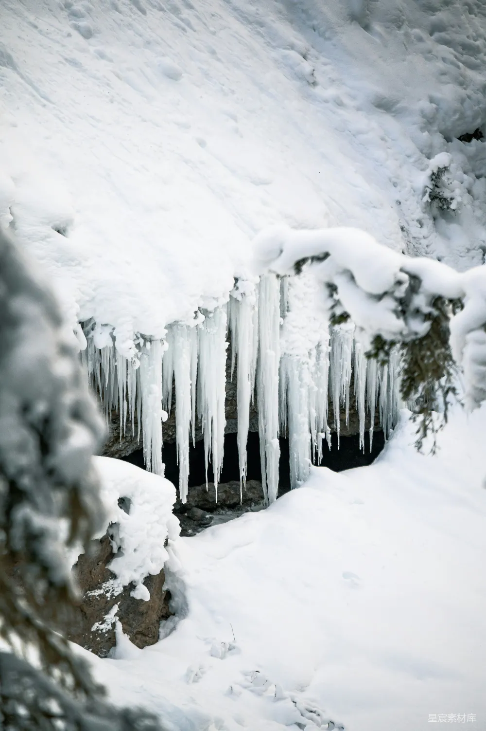 高清摄影  白天被雪覆盖的木栅栏