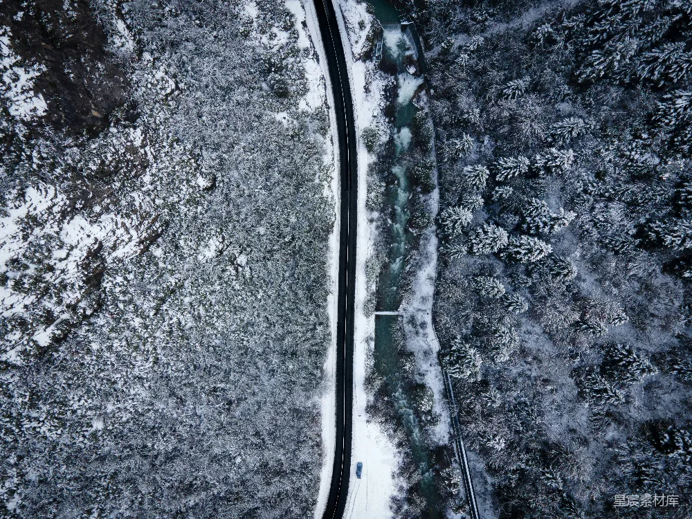 高清摄影  一条被雪覆盖的道路的空中俯瞰图