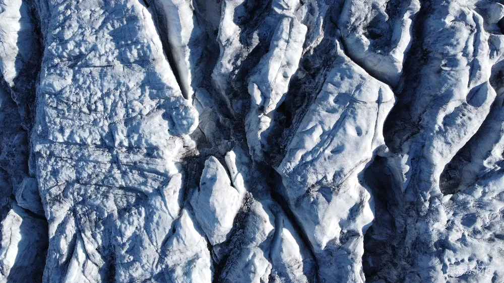 高清摄影 壁纸 自然 一座覆盖着积雪的山的鸟瞰图