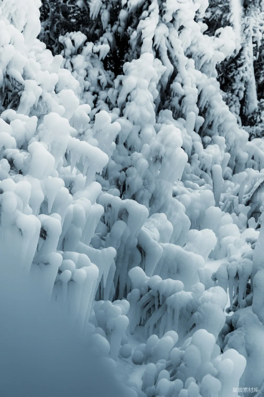 高清摄影  一个滑雪板在雪中的人都