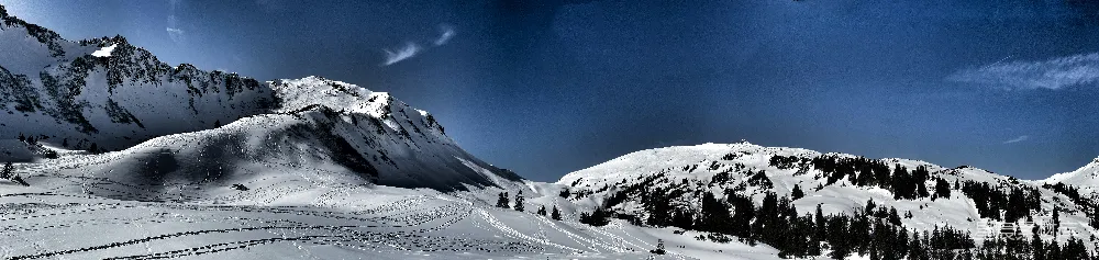 高清摄影  一座覆盖着白雪的山峰在蓝天之下