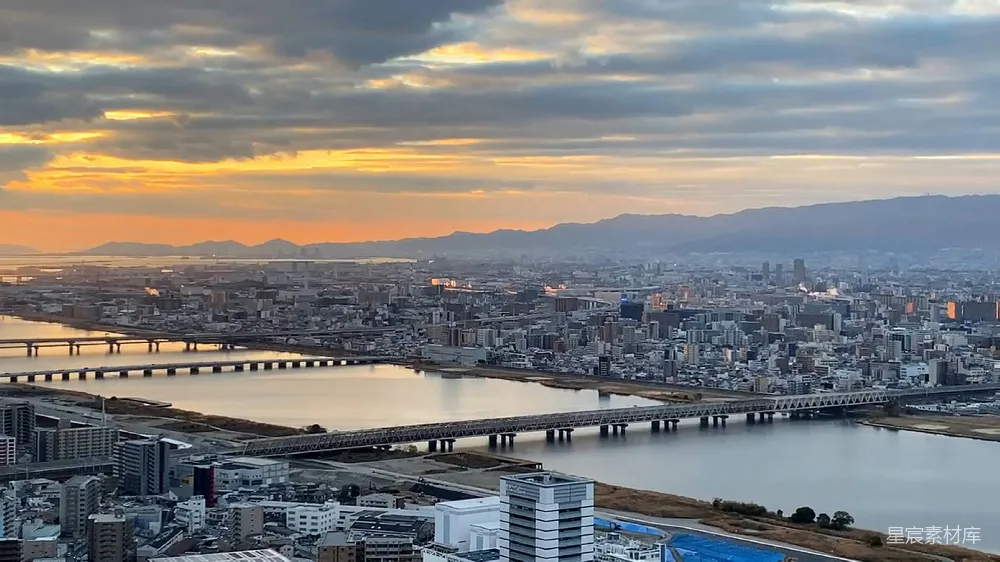 背景中有座桥的城市景色