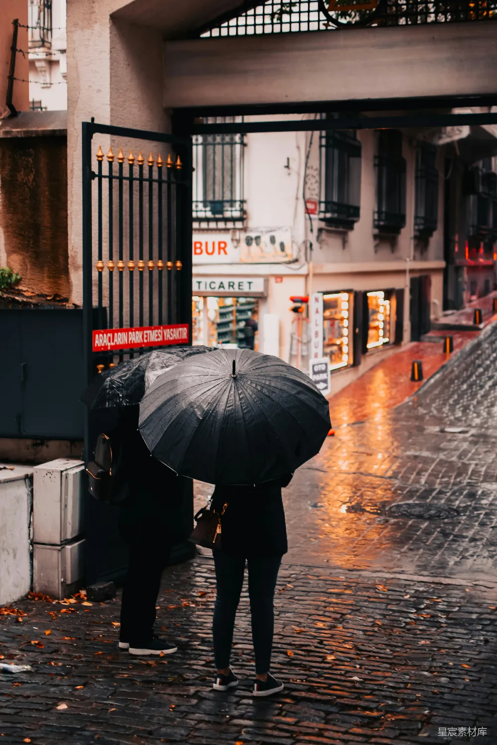 雨中撑伞的人们