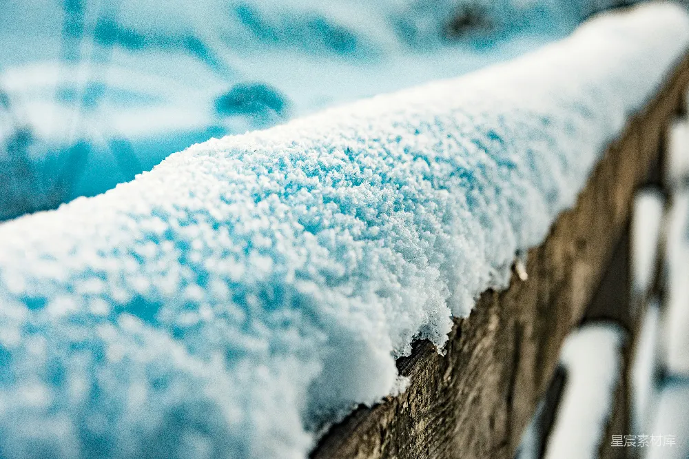 高清摄影  被雪覆盖的棕色木栅栏