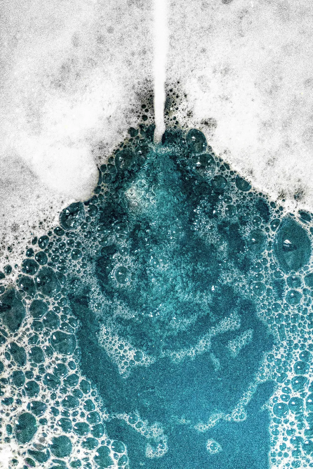 蓝色水花溅在水中