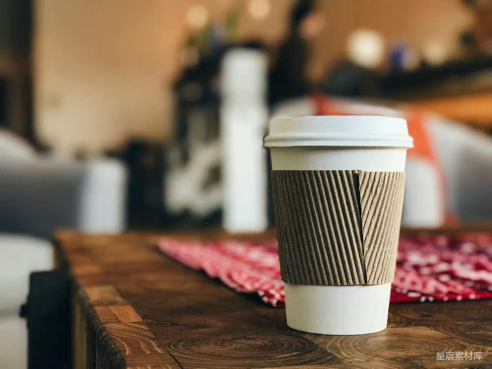 白色塑料杯放在棕色表面上