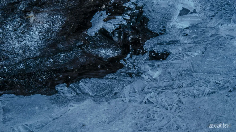 高清摄影 自然 一个消防栓坐落在覆盖着积雪的田野中央