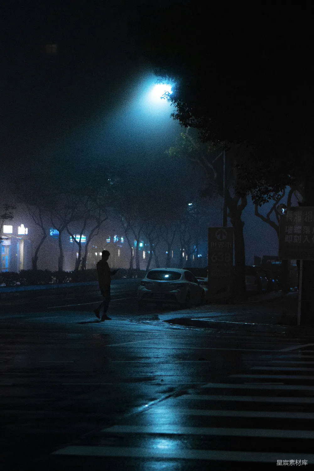高清摄影  男人在夜间街道上行走
