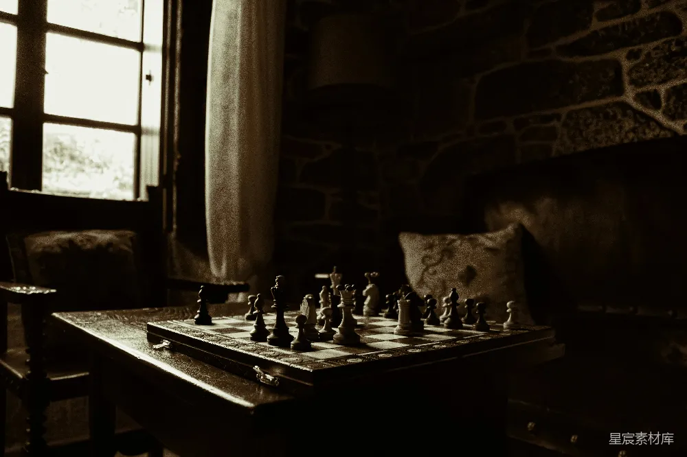 高清摄影  棋盘放在窗户旁边的桌子上。