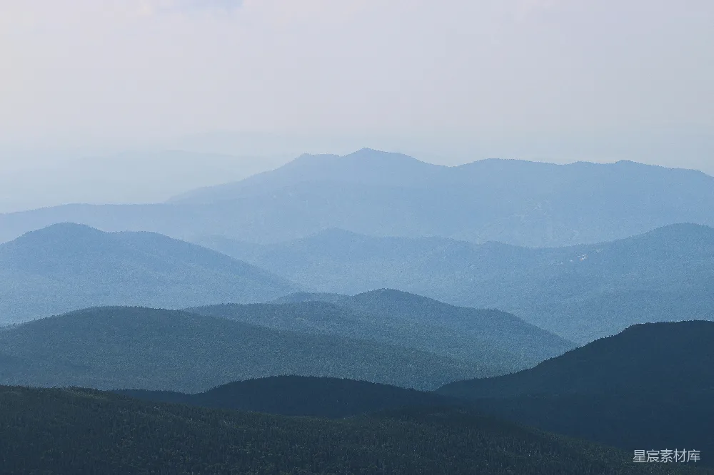 白天拍摄的山 Range 之景