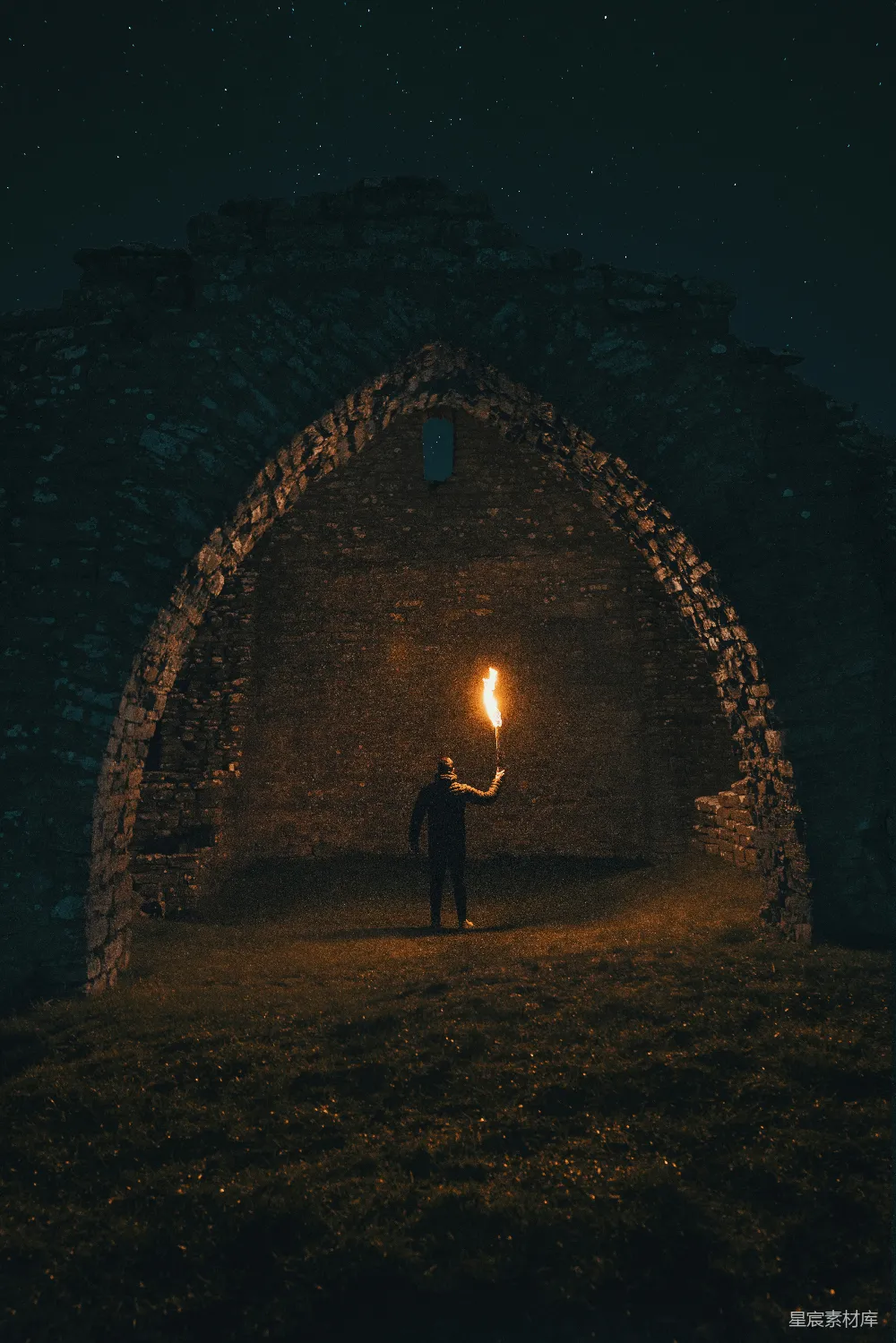 高清摄影  手持火炬的人在建筑物内部