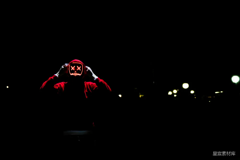 高清摄影  穿着发光红色LED面具的人