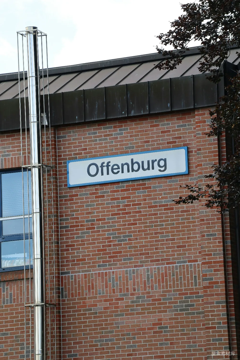 砖砌建筑上的标志写着奥伯恩(Offenburg)。