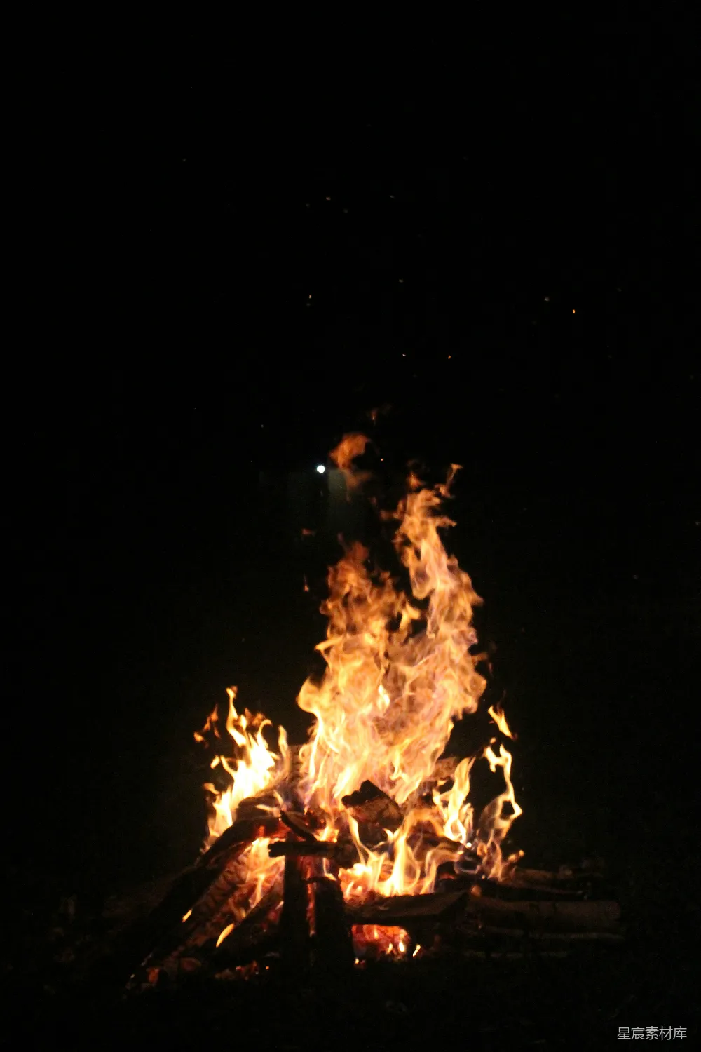 夜晚的篝火，在圣约翰篝火背景之中