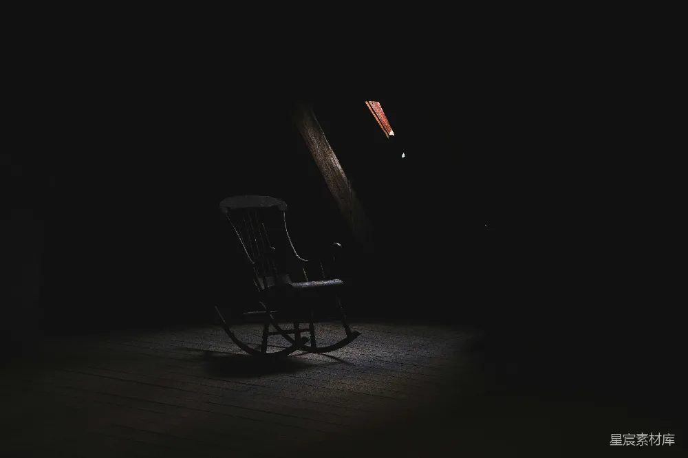 高清摄影  棕色的木制摇椅在黑暗的房间里。