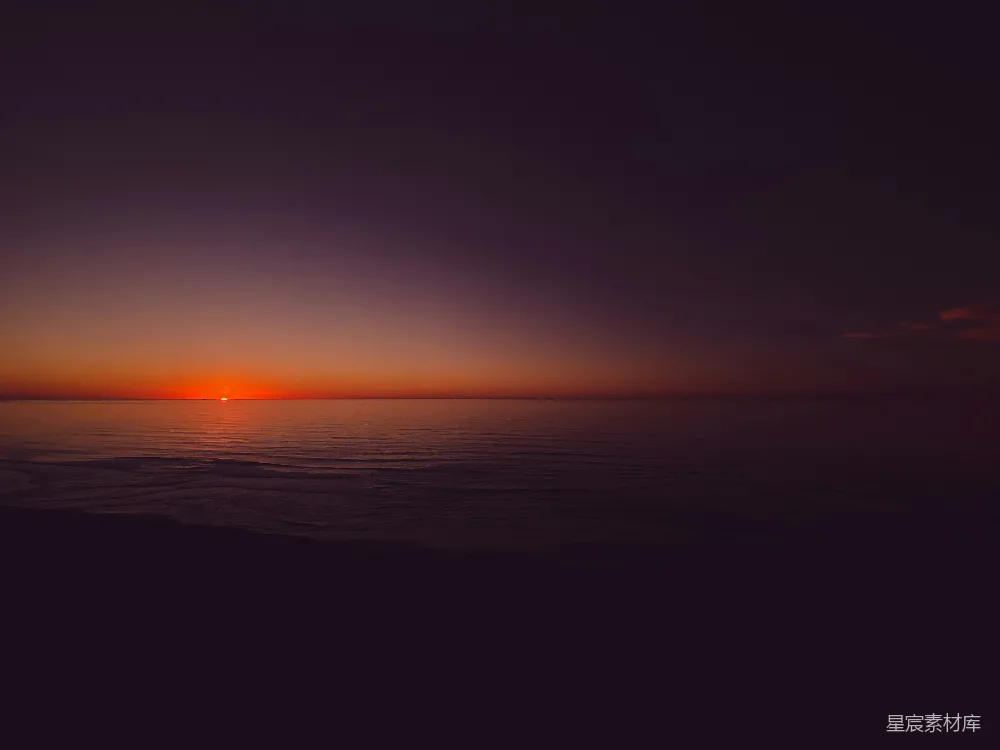 高清摄影  在多云的日子里，夕阳正笼罩在海面上。